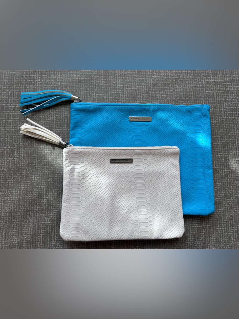 Rodan + Fields set of 2 convention swag wristlets cosmetic bags white & blue